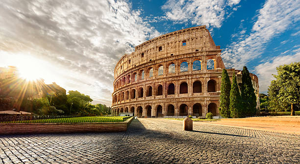 Colosseum Rómában és a reggeli napsütésben, Olaszország
